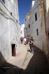 Image du Maroc Professionnelle de  Des jeunes dans une ruelle de la Kasbah de Sefrou ville, située sur le versant Nord Ouest et au pieds du moyen Atlas à 850 m d’altitude, cette cité millénaire, qui date de l’an 806 dispose de multiple plans d'eau naturels, des sources, des grottes dans la montagne ce qui prédispose cette province à devenir une station touristique de première renommée pour tourisme de montagne, Vendredi 9 septembre 2005. (Photo / Abdeljalil Bounhar)